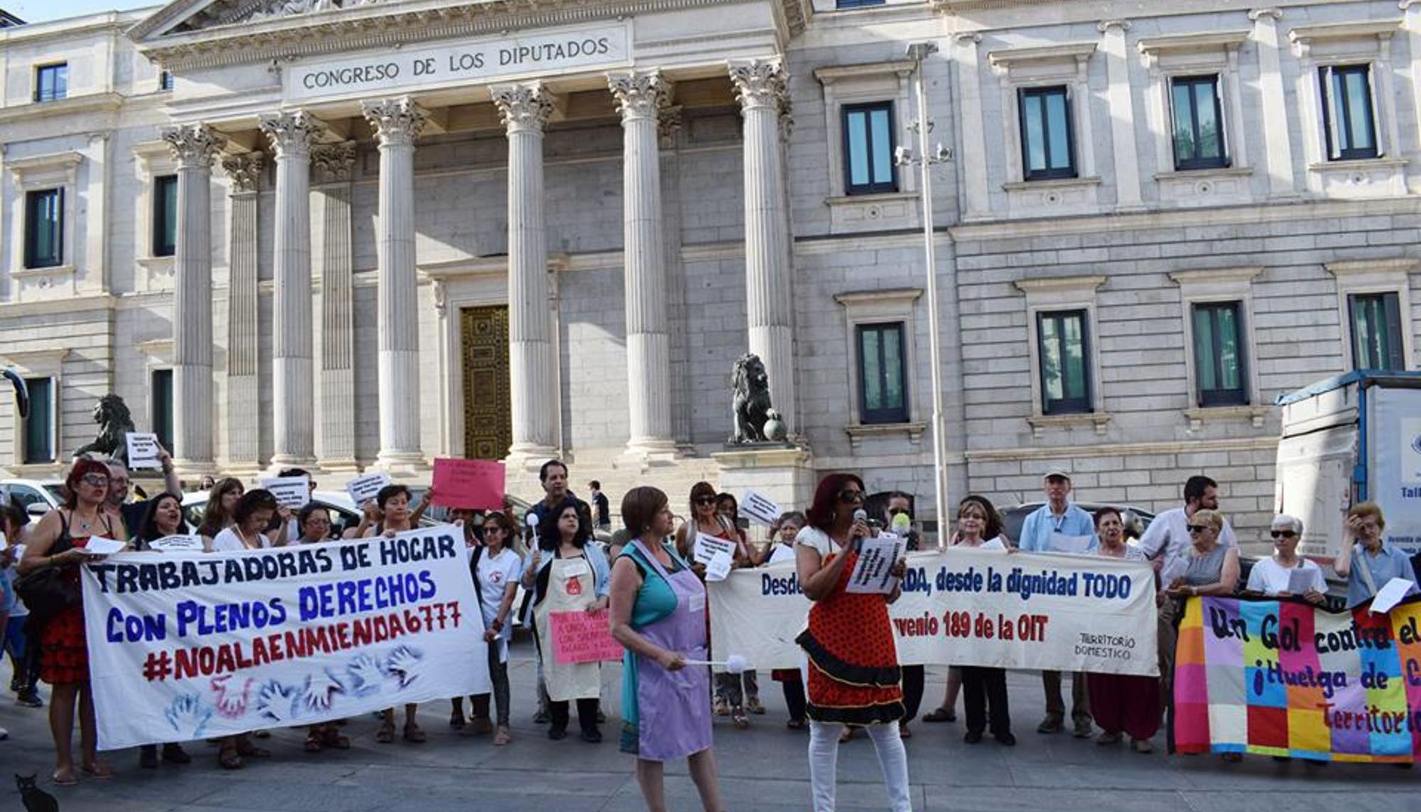 Concentración trabajadoras de hogar en el Congreso